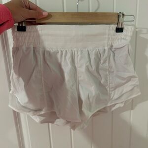 LULULEMON White Hotty Hot Short 2.5 Size 8